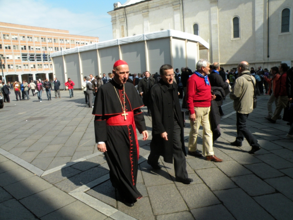 La Santa Sindone - Il Cardinal Poletto si intrattiene con i pellegrini_11.JPG